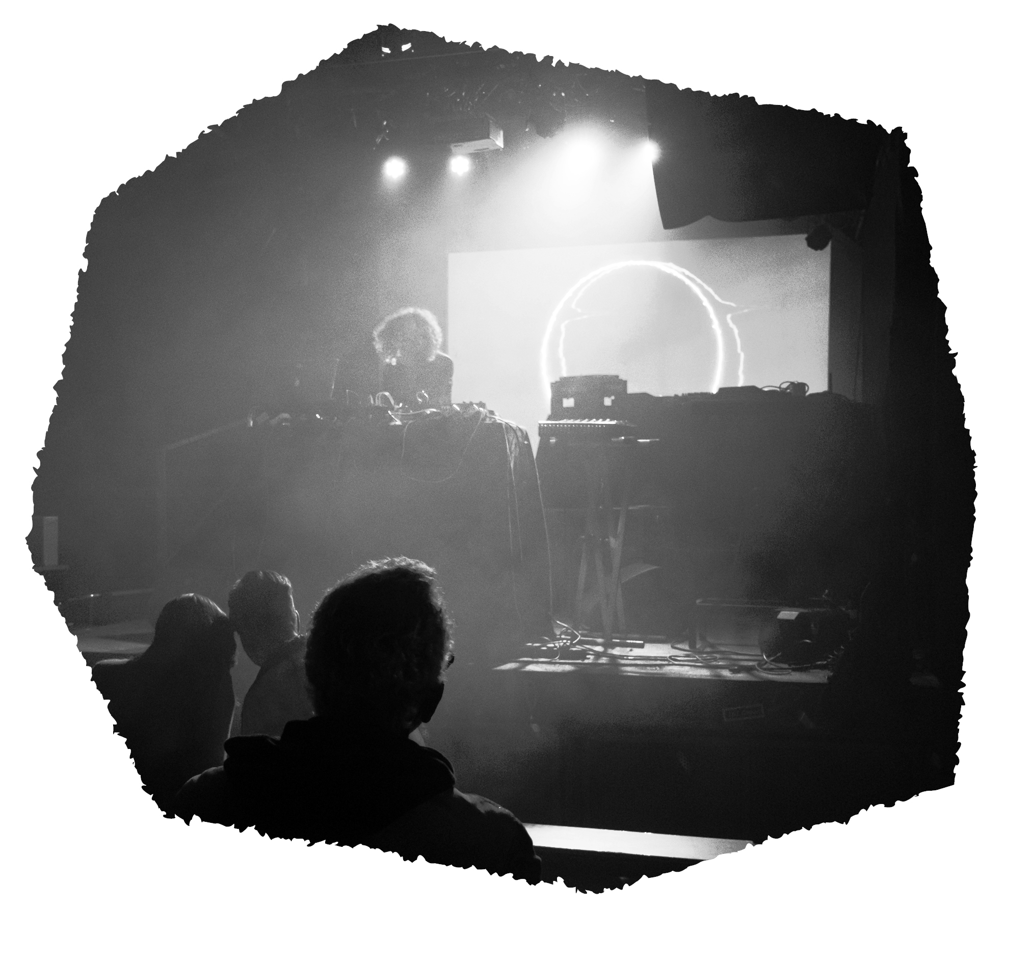 Symbolbild: Eine DJ legt auf, davor ein paar Leute